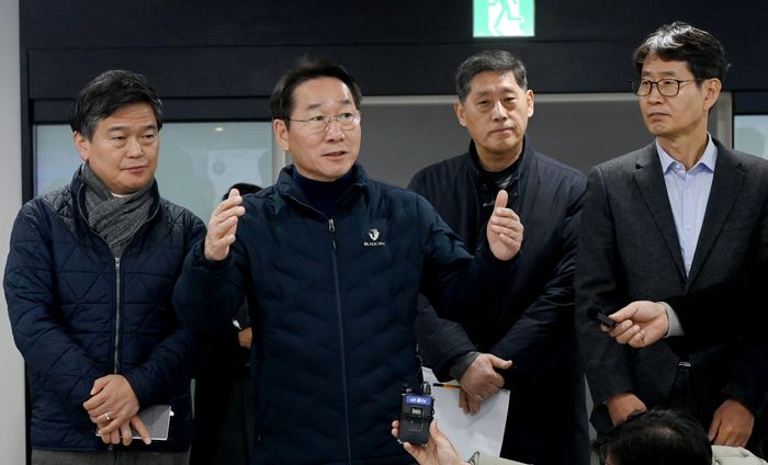 유정복(왼쪽 2번째) 인천시장이 23일 남동산단 통합관제센터에서 동절기 화재 대비 대응체계를 점검하고 있다.ⓒ인천시 제공