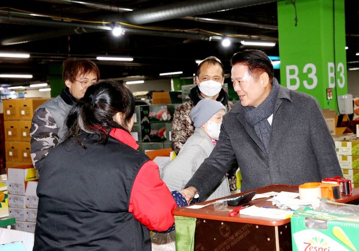 최대호 안양시장이 19일 오후 1시 20분 안양농수산물도매시장 임시영업장을 방문해 중도매인들을 격려하고 있다. ⓒ안양시 제공