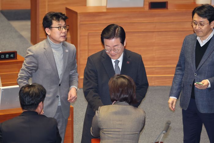 이재명 더불어민주당 대표가 26일 오후 국회에서 열린 본회의에서 마은혁·정계선·조한창 헌법재판소 재판관 선출안 투표를 하고 있다. ⓒ뉴시스