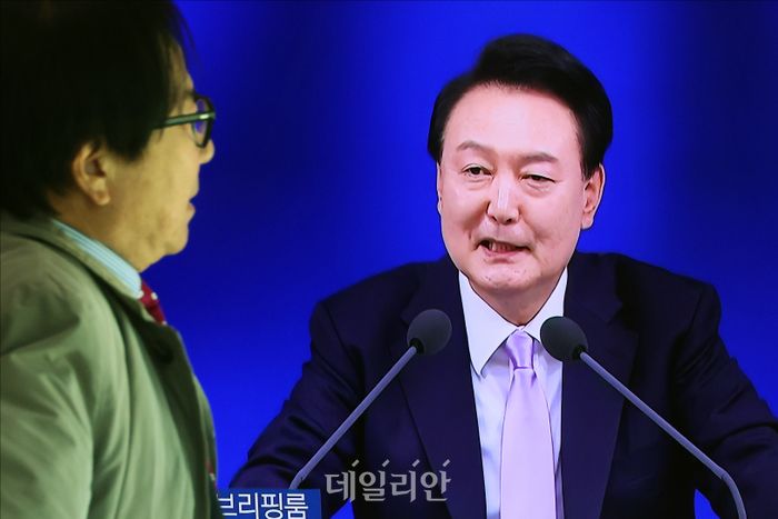 서울 용산구 서울역에서 시민들이 윤석열 대통령의 대국민 담화 및 기자회견을 시청하고 있다(자료사진). ⓒ데일리안 홍금표 기자