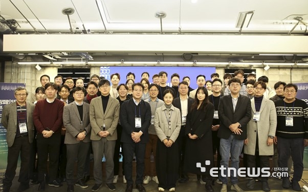 4일 서울시 강남구 역삼동 MARU180에서 진행한 '조광페인트 오픈이노베이션 성과공유회'에서 참석자들이 기념 촬영을 하고 있다.