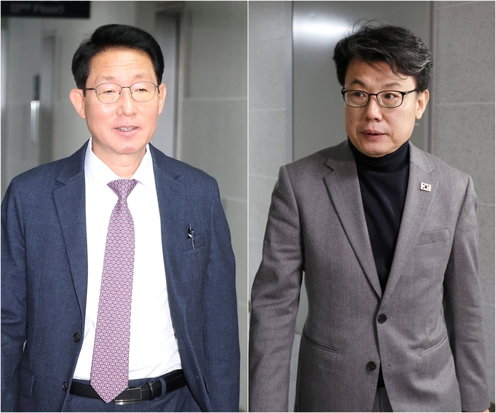 국민의힘 김상훈 정책위의장(사진 왼쪽)과 더불어민주당 진성준 정책위의장(사진 오른쪽)이 24일 오전 서울 여의도 국회 의원회관에서 여야 합의로 처리할 민생법안을 논의하기 위해 각각 이동하고 있다. 연합뉴스