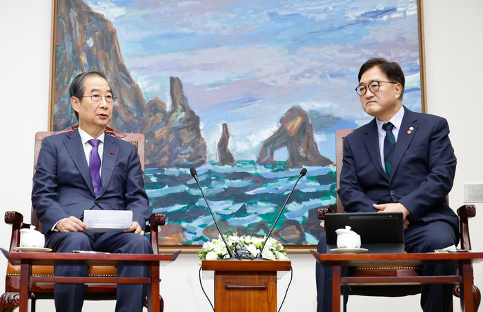 우원식 국회의장(오른쪽)과 한덕수 대통령 권한대행 국무총리가 15일 오후 국회에서 만나 대화하고 있다. 연합뉴스