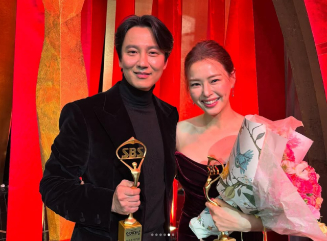 이하늬와 '열혈사제' 배우들./이하늬 소셜미디어