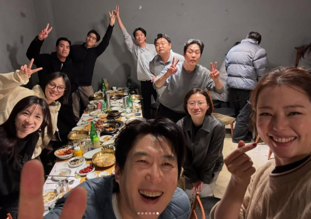 이하늬와 '열혈사제' 배우들./이하늬 소셜미디어