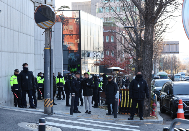 법원, 관저 앞 집회 제한 제동…군인권센터 '계획대로 21일 관저 앞 집회'