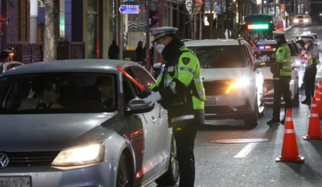 '왜 우리 차만 잡냐'…남편 음주단속 걸리자 경찰관 때린 아내의 최후