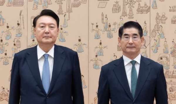 ▲2024년 9월6일 국방부장관 임명장 수여식 당시 윤석열 대통령(왼쪽)과 김용현 국방부 장관(현재 면직). 사진=대통령실 뉴스룸