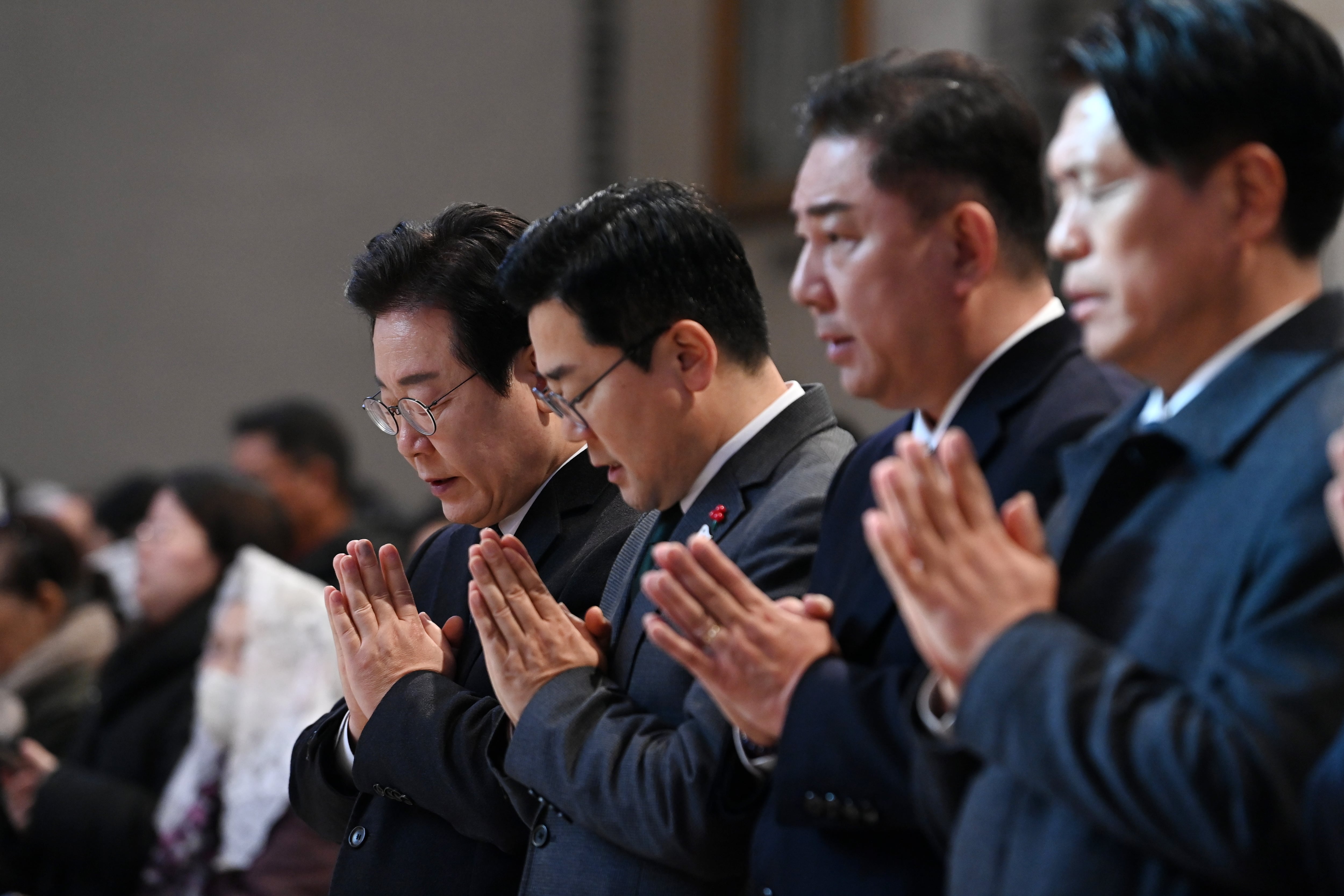 이재명 더불어민주당 대표가 25일 서울 중구 명동성당에서 열린 주님 성탄 대축일 낮 미사에서 기도하고 있다. /연합뉴스 
