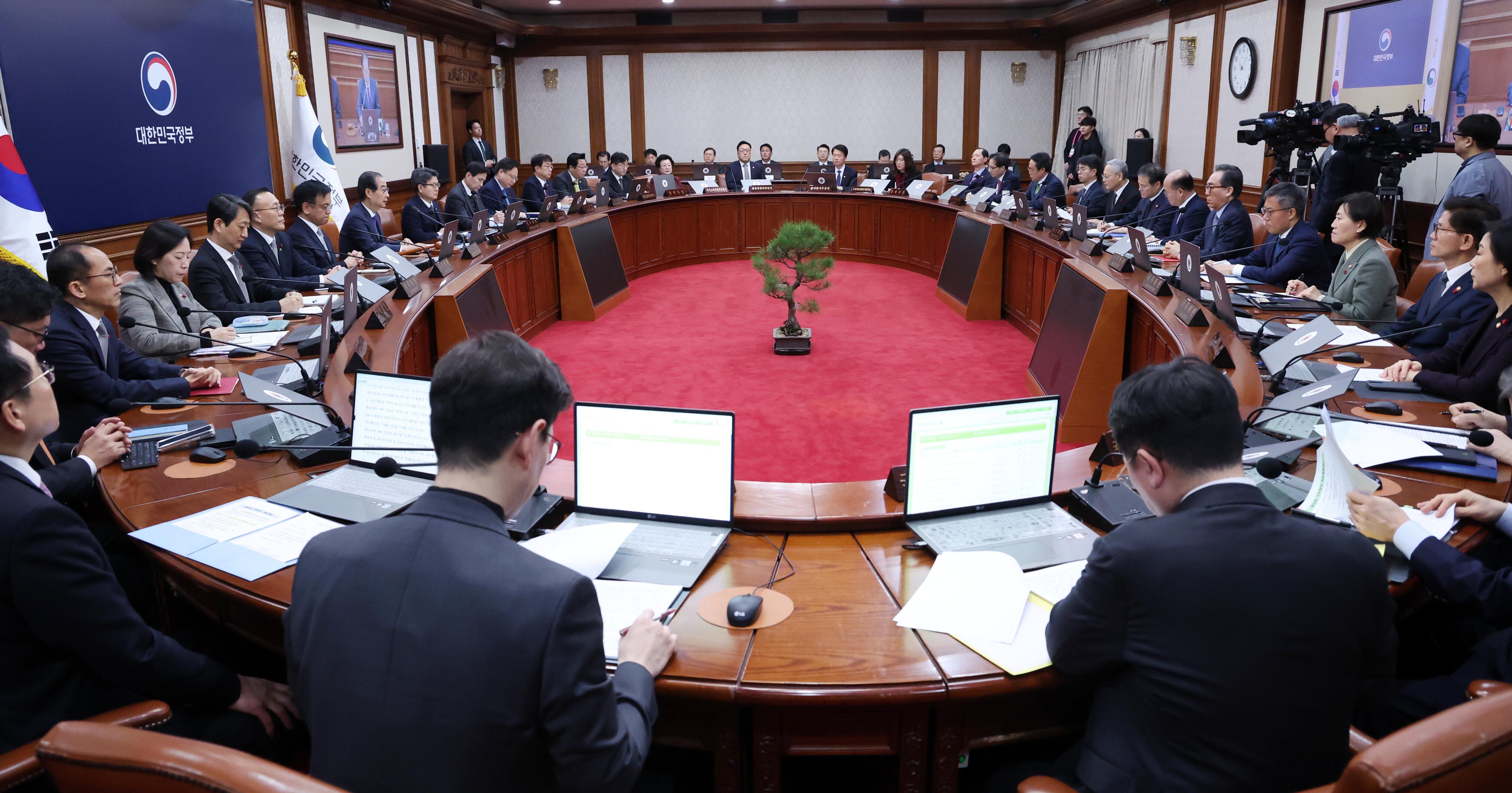 지난 17일 서울 종로구 정부서울청사에서 한덕수 대통령 권한대행 겸 국무총리 주재로 국무회의가 열리고 있다. /연합뉴스 
