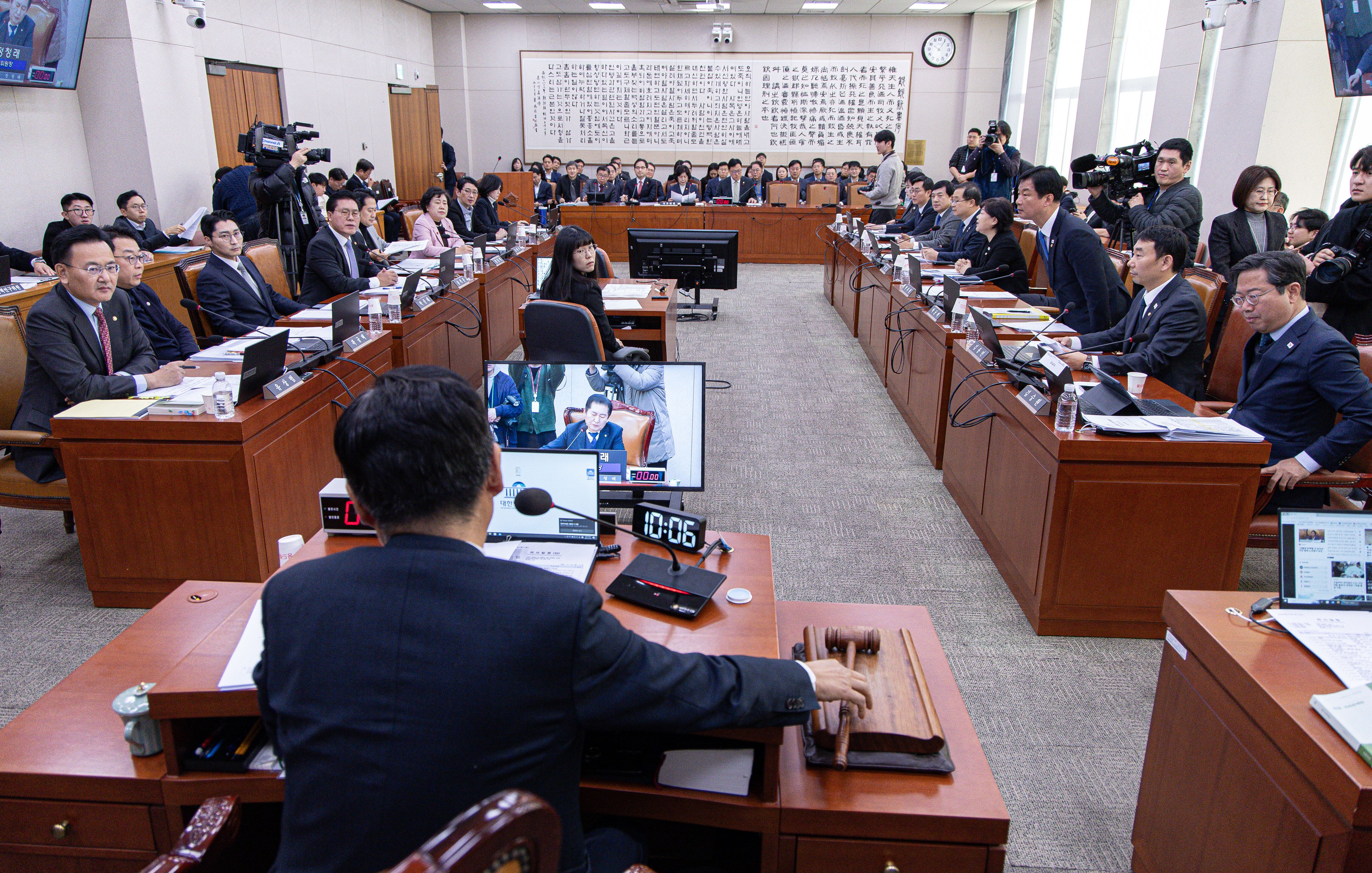 정청래 국회 법제사법위원회 위원장이 24일 오전 서울 여의도 국회에서 법사위 전체회의에서 여야 의원들이 언쟁이 심해지자 정회를 선포하고 있다. /뉴스1