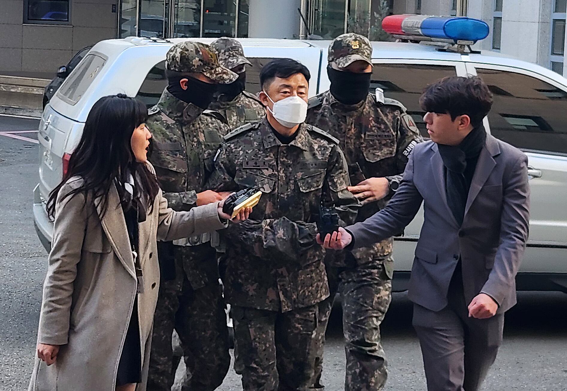 문상호 국군정보사령관이 20일 오후 서울 용산구 중앙지역군사법원에서 열리는 구속 전 피의자 심문(영장실질심사)에 출석하고 있다. 2024.12.20/뉴스1 