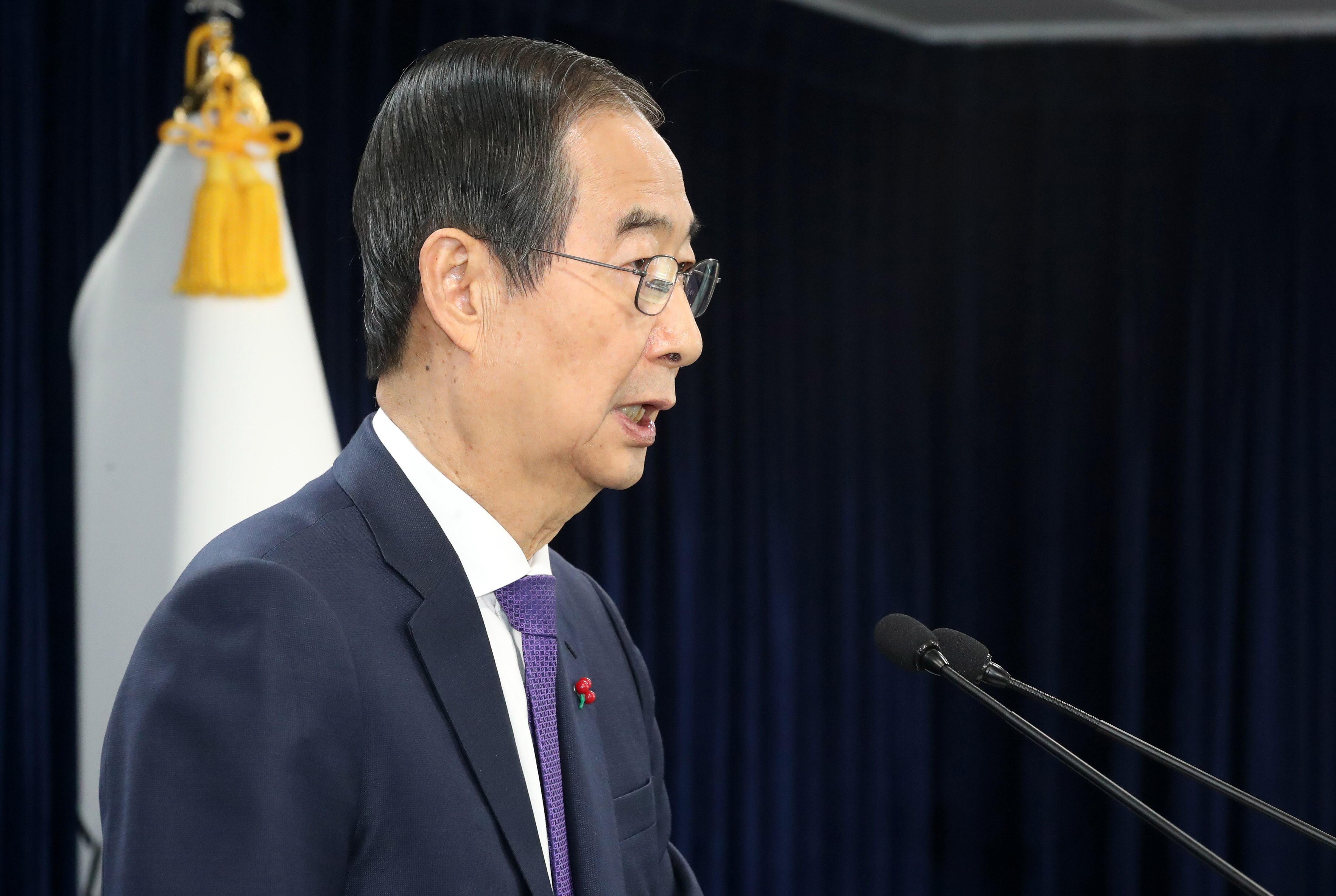 한덕수 대통령 권한대행 겸 국무총리가 26일 서울 종로구 정부서울청사에서 긴급 대국민담화를 발표하고 있다. /뉴스1