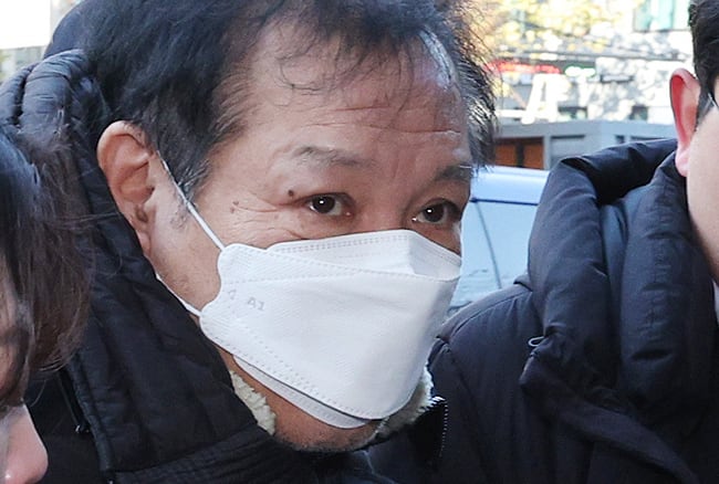 불법 정치자금 수수 혐의를 받는 '건진법사' 전성배 씨가 19일 오전 서울 양천구 서울남부지방법원에서 열린 영장실질심사(구속 전 피의자심문)에 출석하고 있다./뉴스1