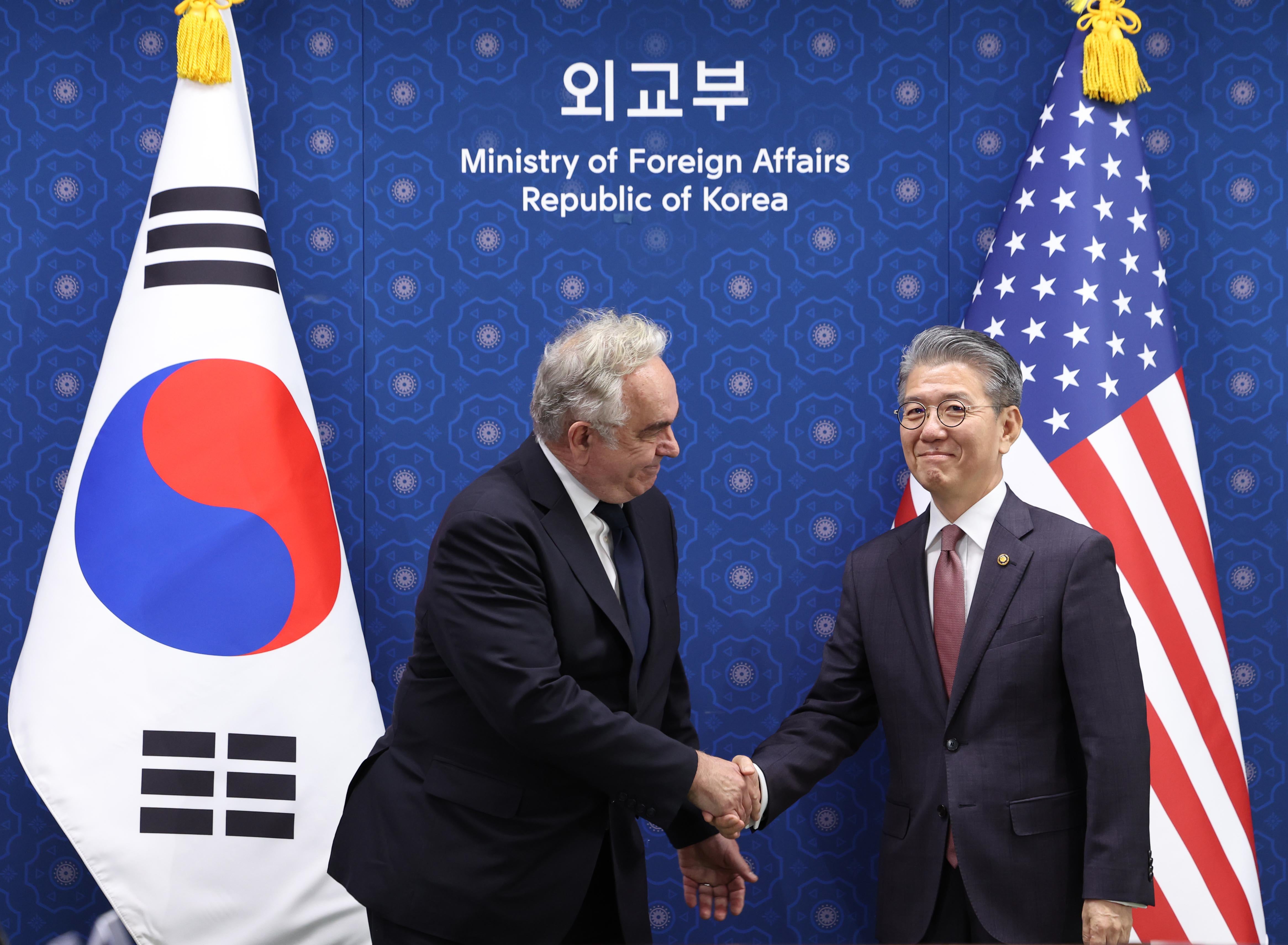 김홍균 외교부 1차관과 커트 캠벨 미국 국무부 부장관이 올해 10월 16일 오후 서울 광화문 정부서울청사 별관에서 열린 한미 차관 회담에서 기념촬영을 하고 있다. / 뉴스1