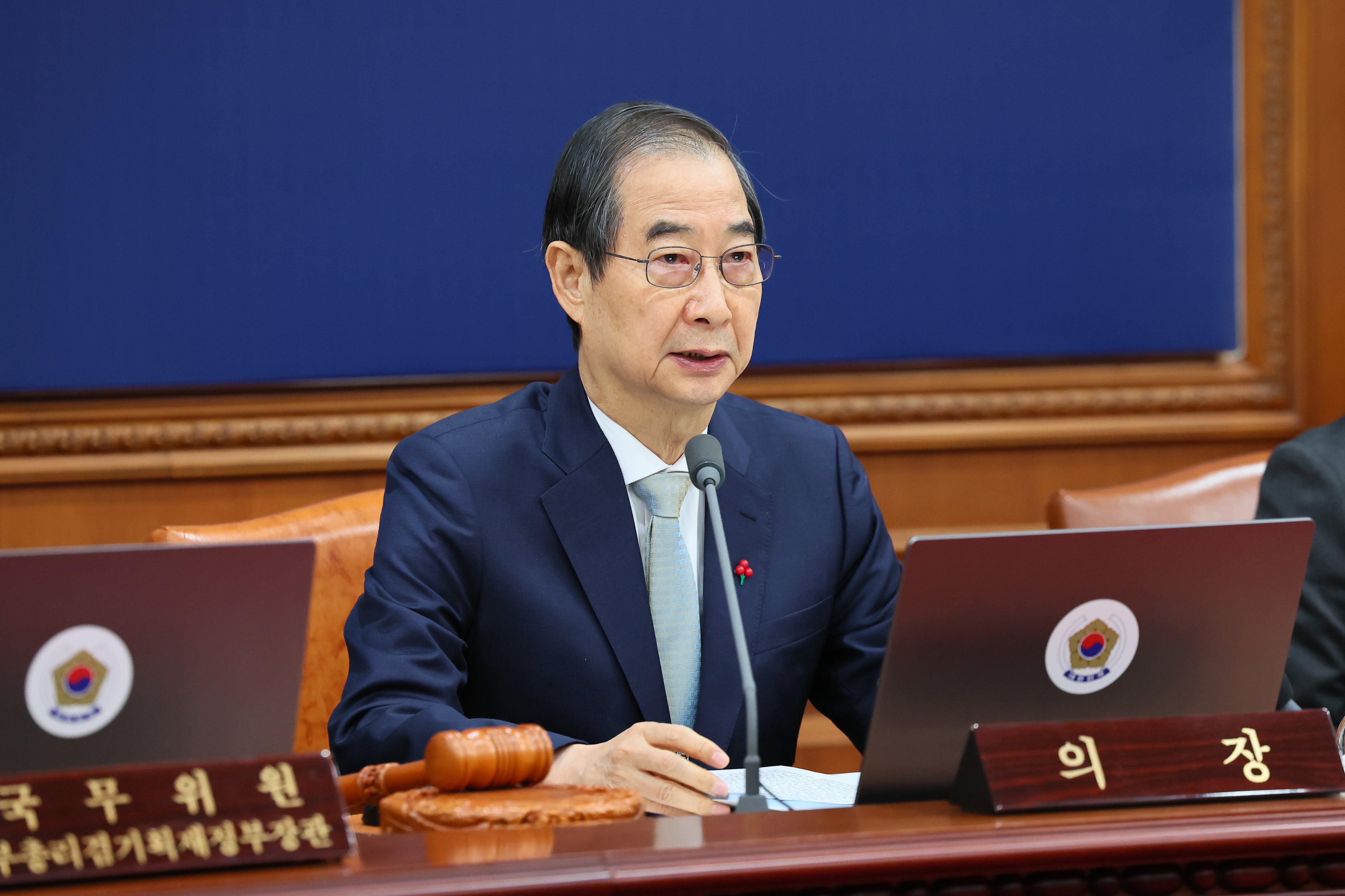 한덕수 대통령 권한대행 겸 국무총리가 24일 오전 서울 종로구 정부서울청사에서 국무회의를 주재하고 있다. /국무총리실 제공