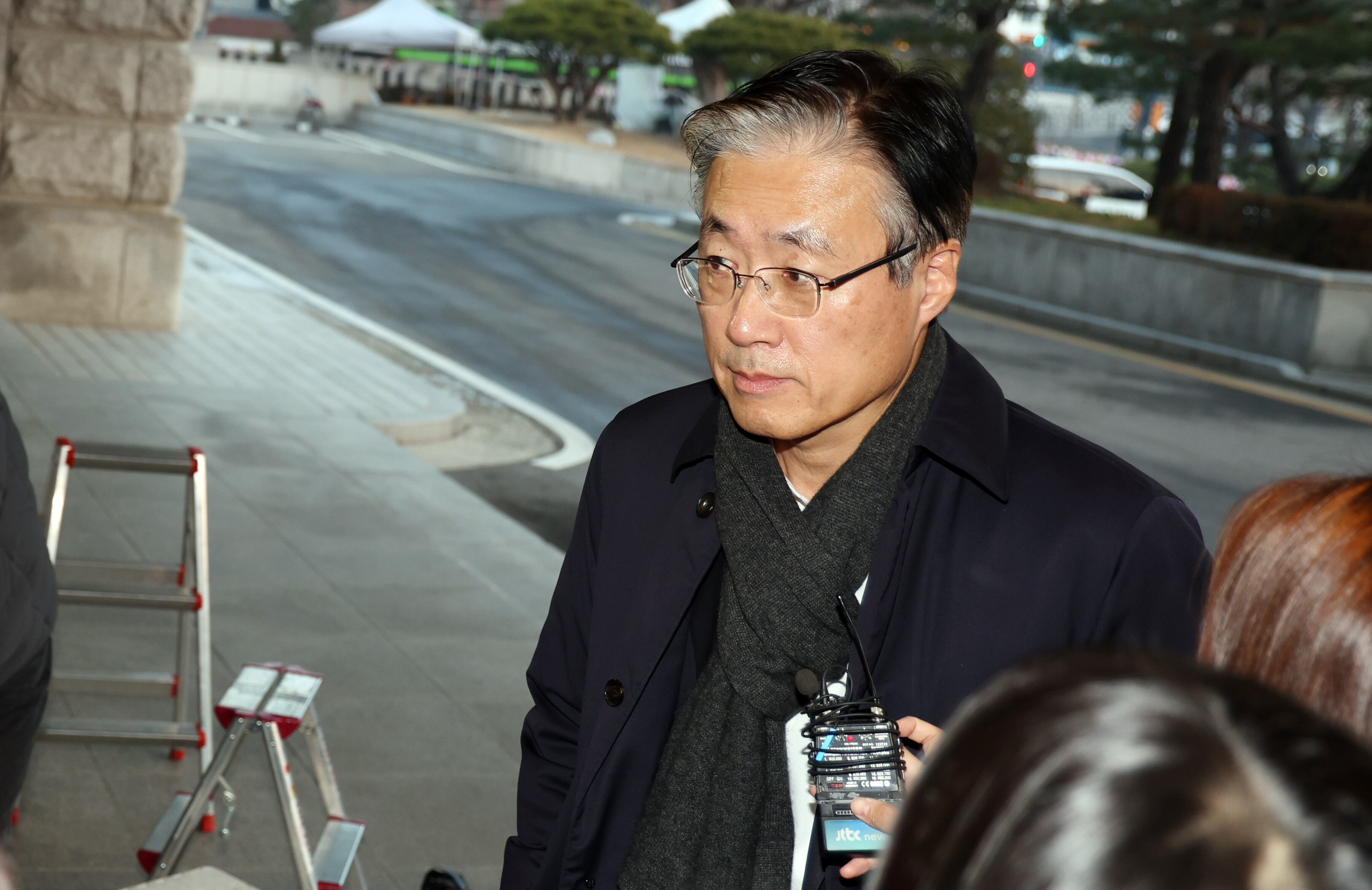 김형두 헌법재판관이 26일 오전 서울 종로구 헌법재판소로 출근하고 있다./뉴스1