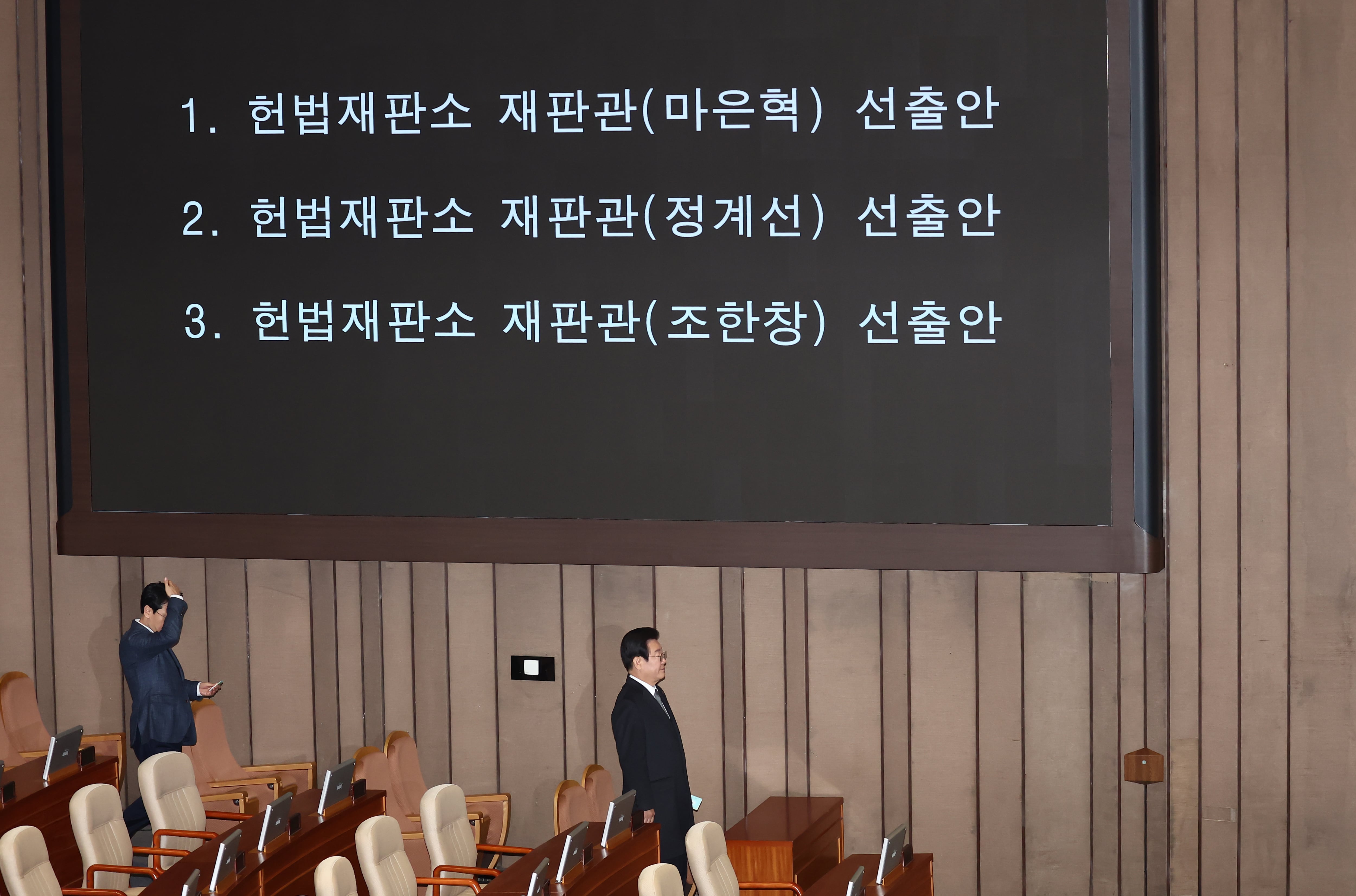  이재명 더불어민주당 대표가 26일 오후 서울 여의도 국회에서 열린 제420회국회(임시회) 제1차 본회의에서 '헌법재판소 재판관(마은혁, 정계선, 조한창) 선출안'에 대해 표결하고 있다. /뉴스1 