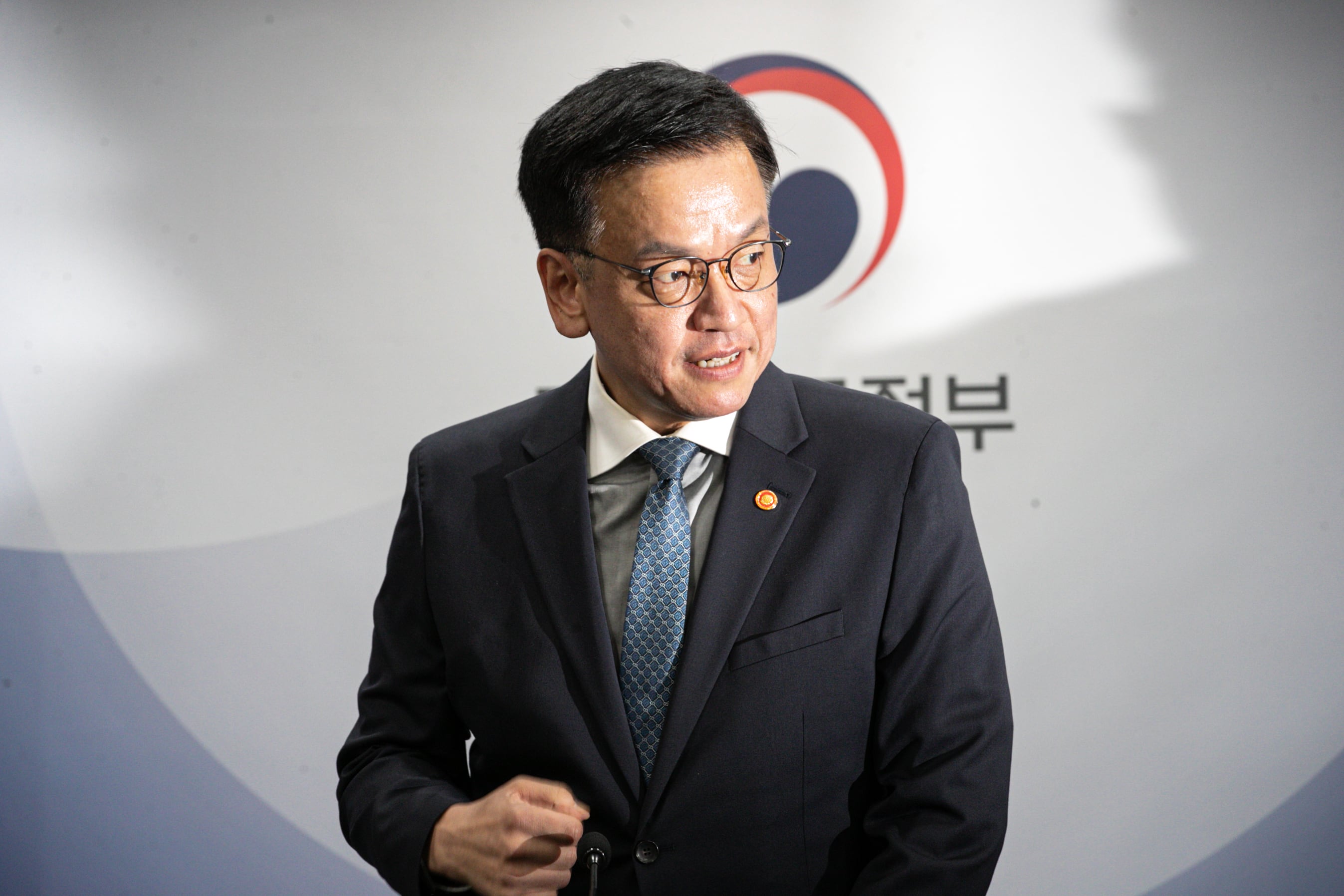 최상목 경제부총리 겸 기획재정부 장관이 지난 10월 9일 오후 서울 세종대로 정부서울청사에서 영국 파이낸셜타임스 스톡익스체인지(FTSE) 러셀의 한국 세계국채지수(WGBI) 편입 결정 관련 브리핑을 위해 자리하고 있다. /뉴스1
