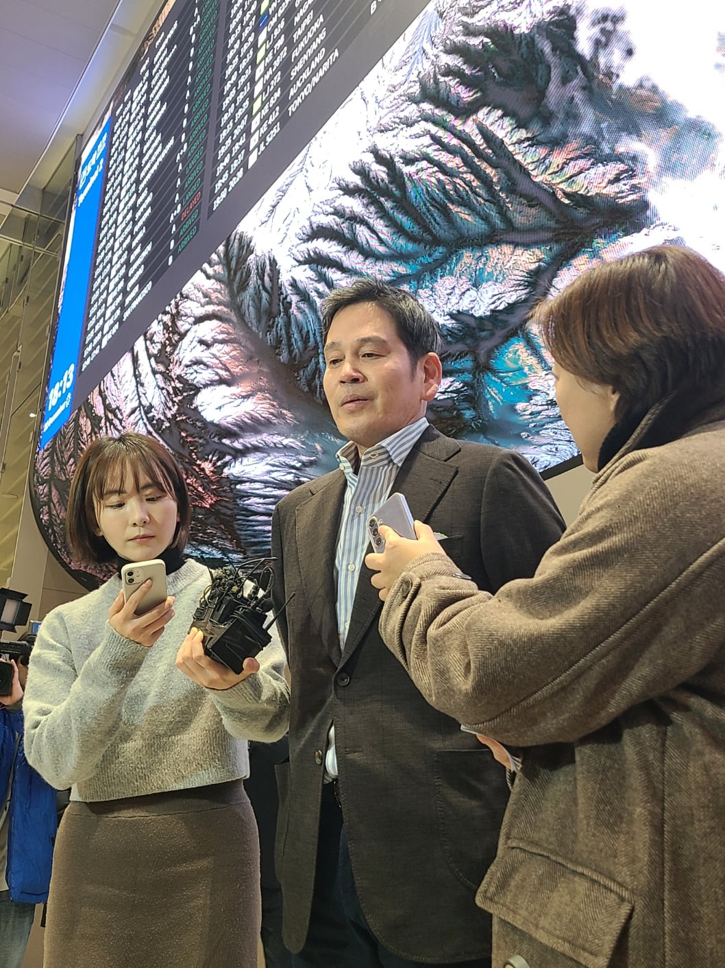정용진 신세계그룹 회장이 22일 인천국제공항에서 기자들의 질문에 답하고 있다. /최효정 기자