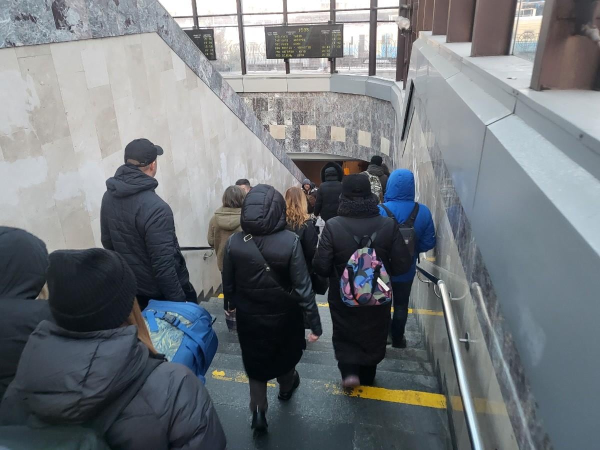 지난달 24일(현지시간) 키이우에서 공습경보가 울리자 시민들이 지하철역으로 대피하고 있다./연합뉴스
