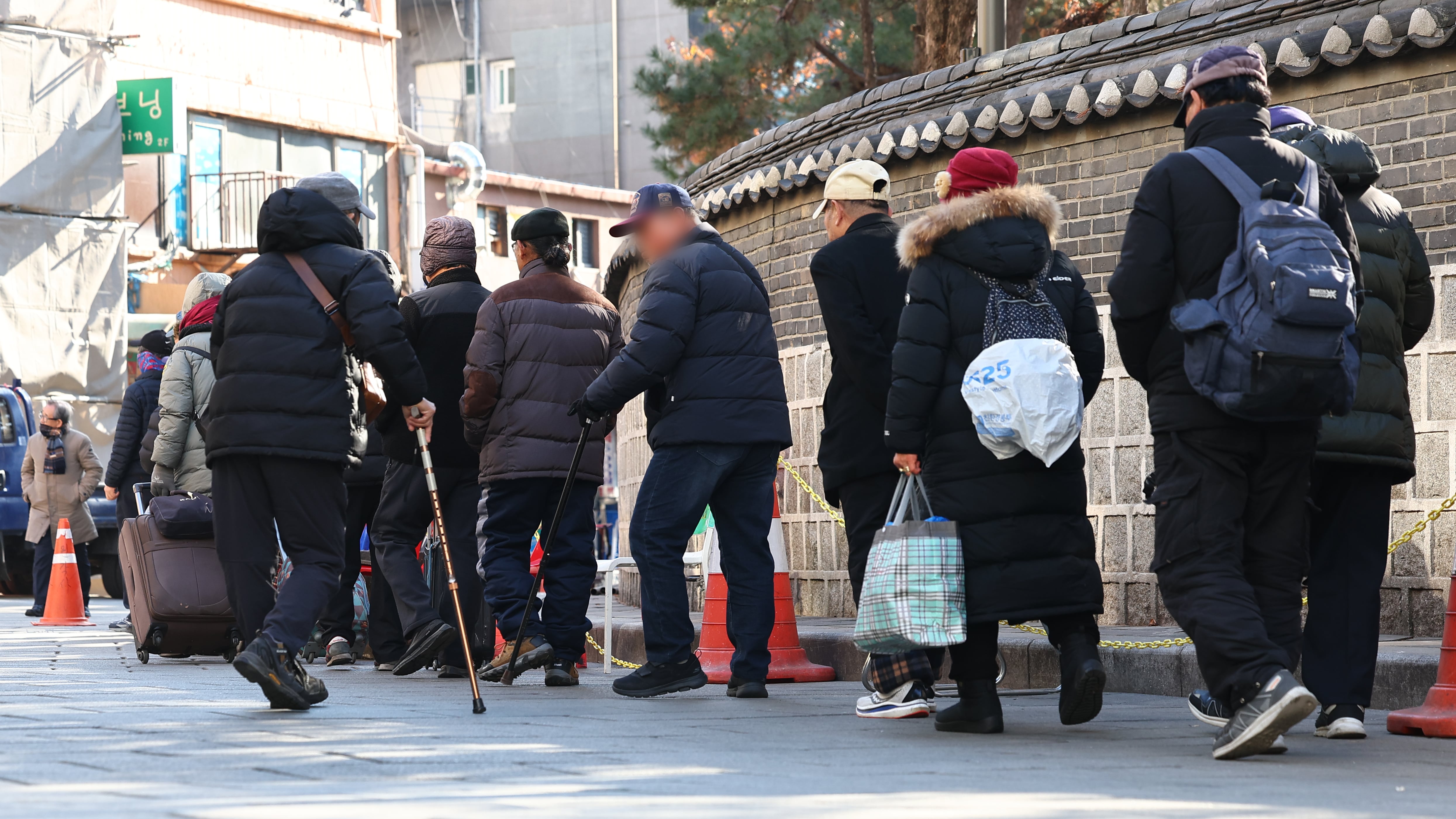 서울 종로구 탑골공원 원각사 노인무료급식소 앞이 식사를 기다리는 노인들로 붐비고 있다./연합뉴스 