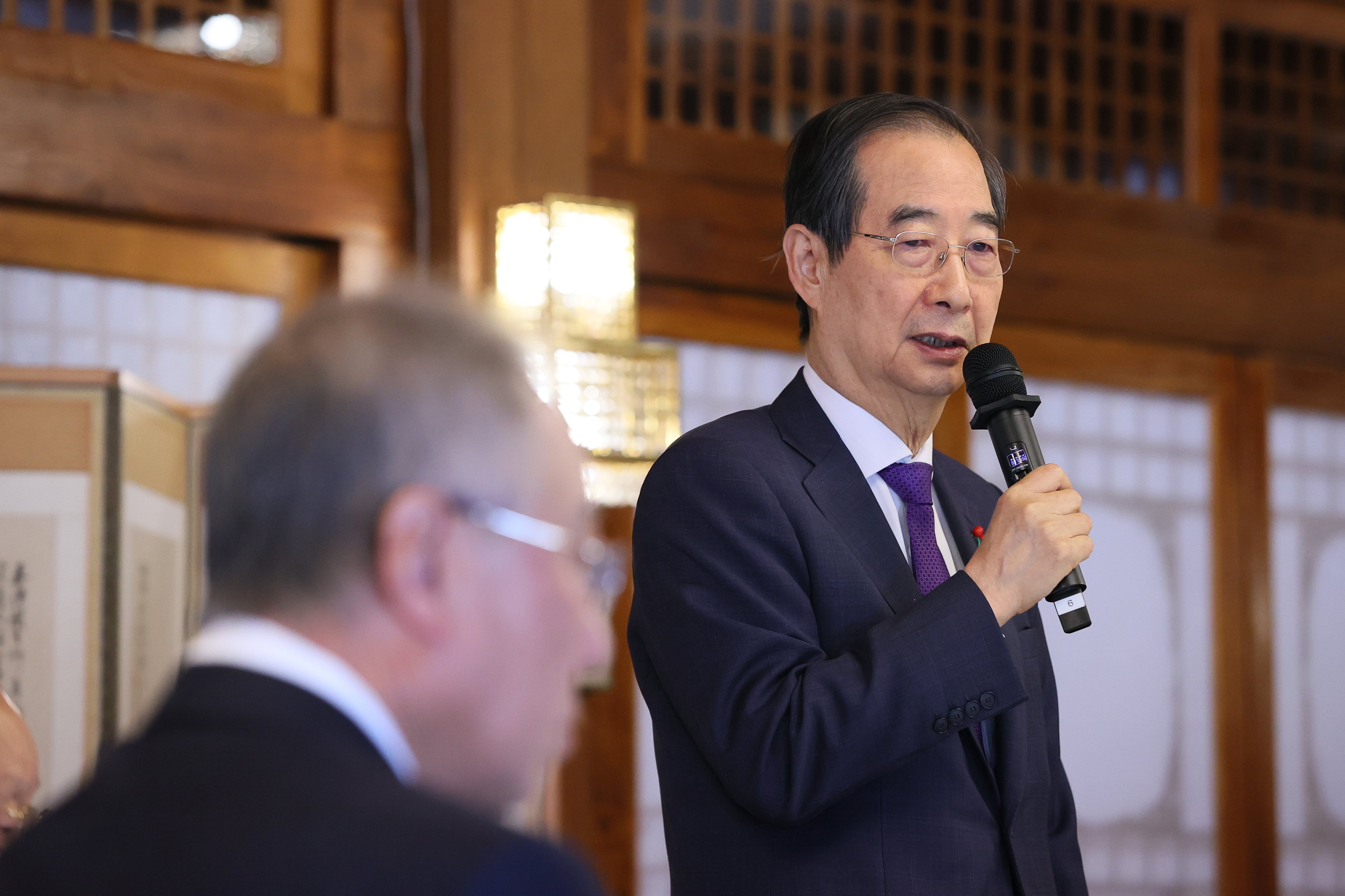 한덕수 대통령 권한대행 국무총리가 23일 서울 종로구 국무총리 공관에서 열린 경제 6단체 오찬 간담회에서 인사말 하고 있다. /뉴스1