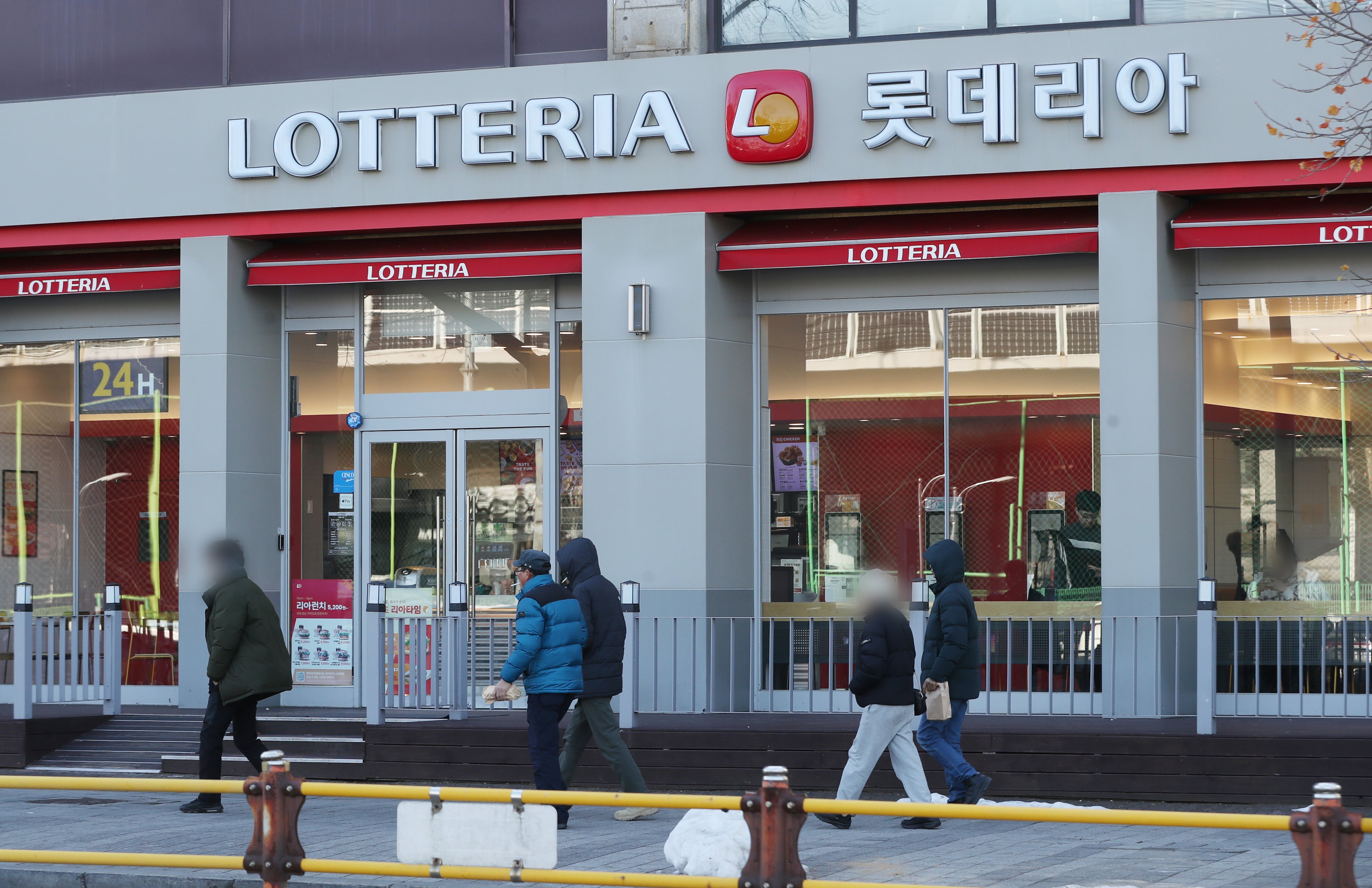 ‘12·3 비상계엄’ 직전 전현직 정보사령관들이 계엄 직전 햄버거 프랜차이즈 롯데리아에서 비밀 회동을 가진 것으로 알려진 경기 안산시의 한 롯데리아 매장의 모습. / 뉴스1