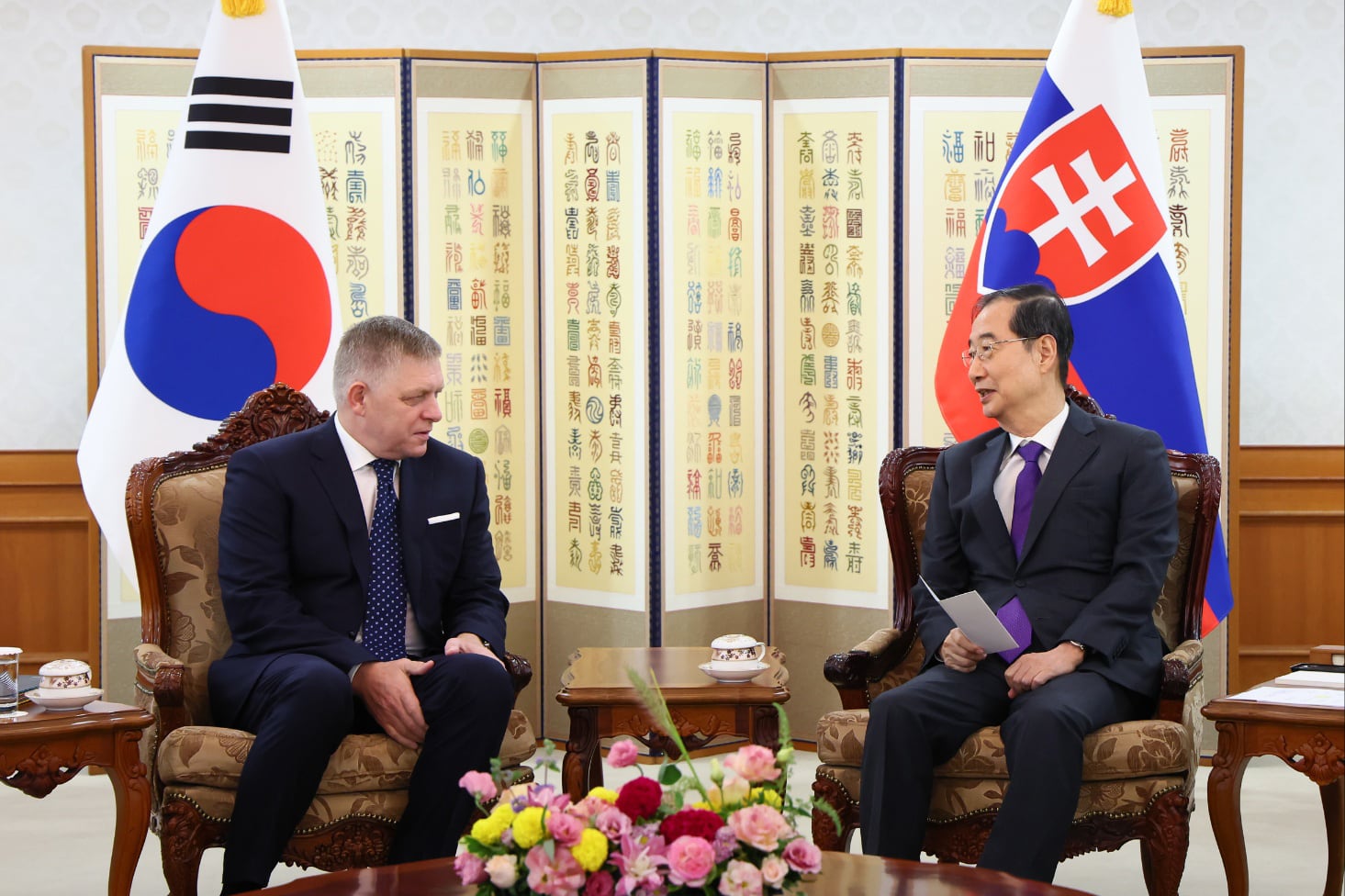 한덕수 국무총리가 지난 9월 서울 종로구 정부서울청사에서 로베르트 피초(Robert Fico) 슬로바키아 총리와 면담을 갖고 있다. (총리실 제공) /뉴스1