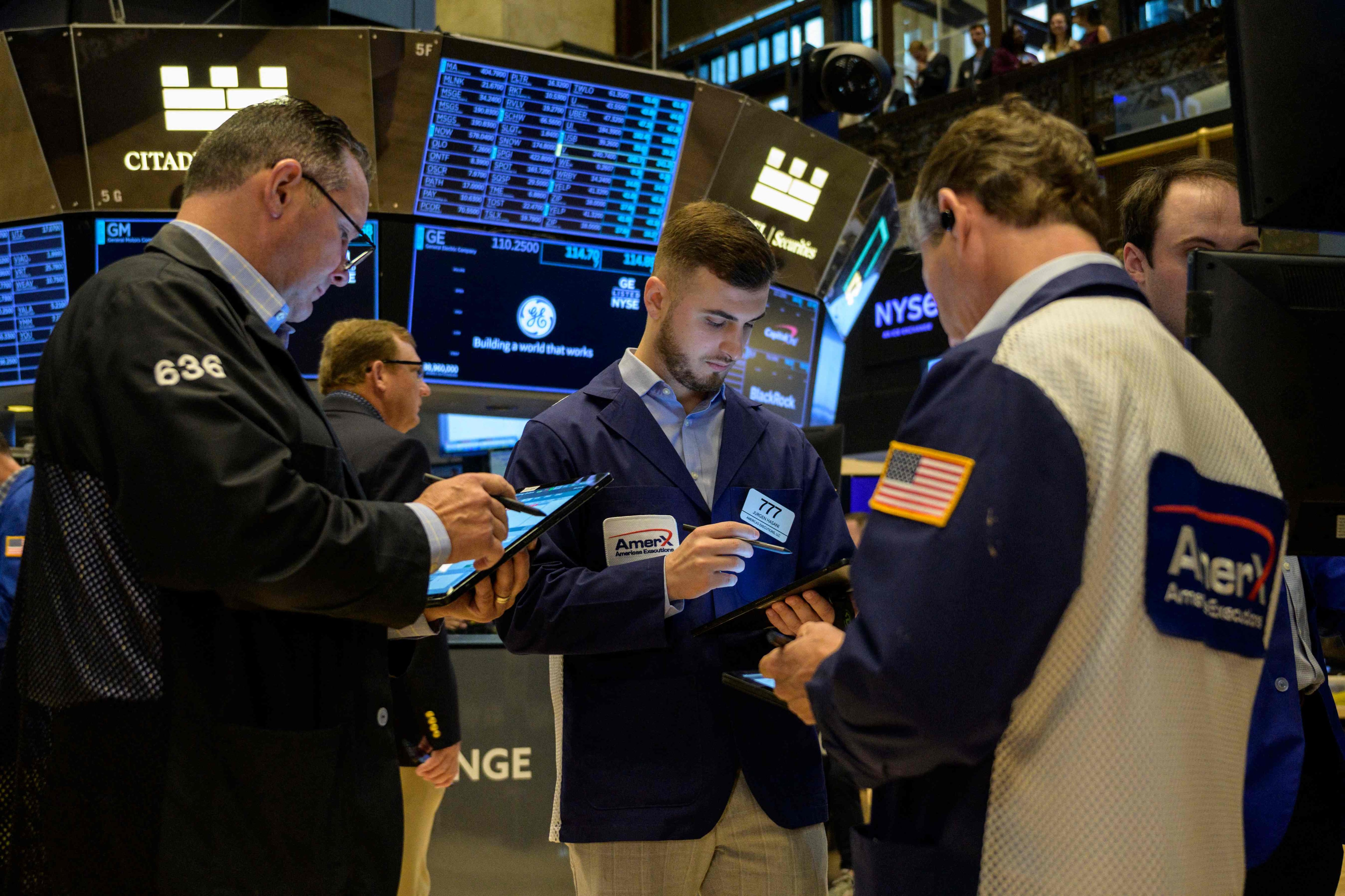 미국 뉴욕증권거래소(NYSE)에서 트레이더들이 업무를 보고 있다./연합뉴스 