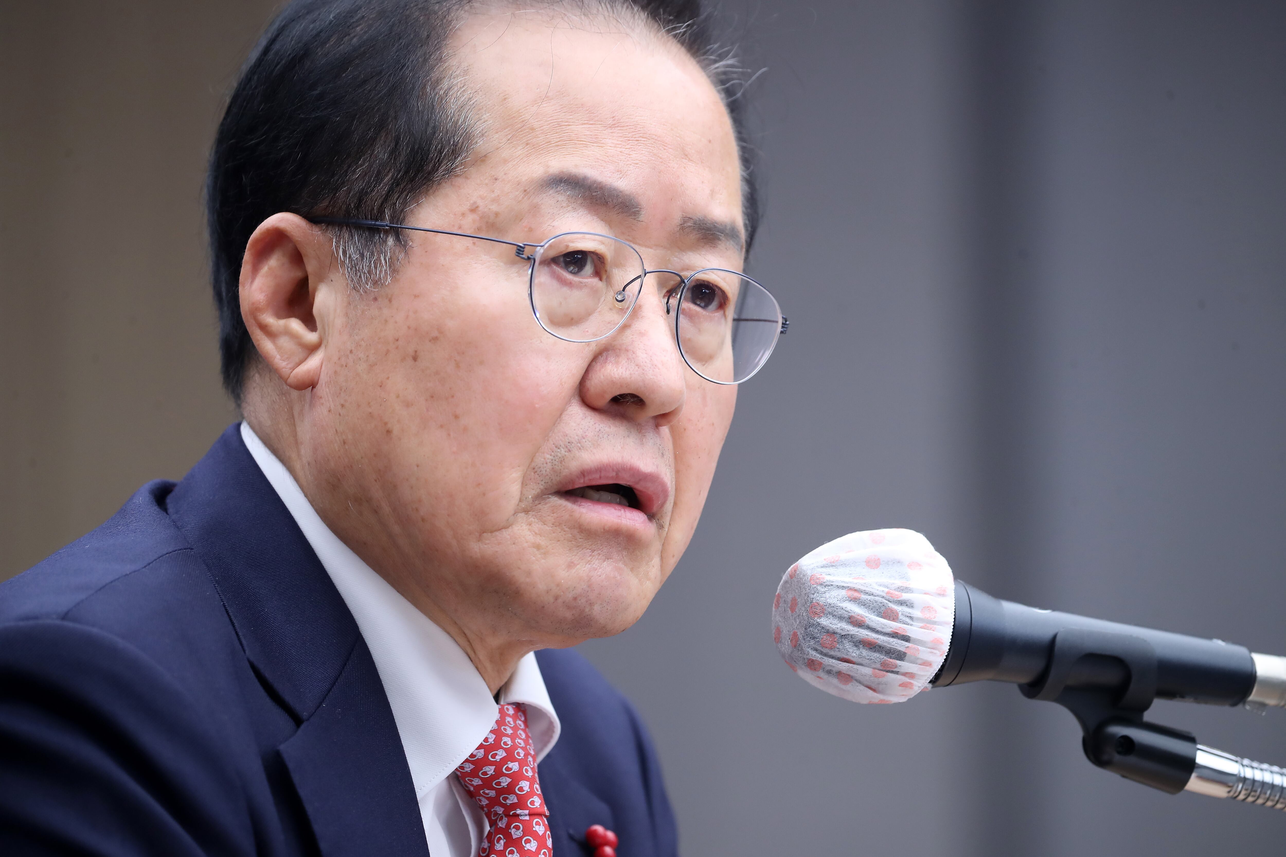 홍준표 대구시장이 26일 오후 대구시청 산격청사에서 열린 송년 기자간담회에서 취재진 질문에 답하고 있다. /뉴스1