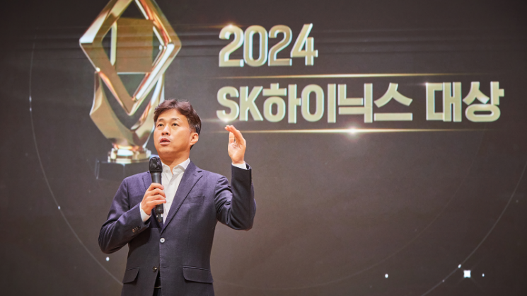 SK하이닉스 대상 수상자에게 감사 인사를 하는 곽노정 대표이사(사장) / SK하이닉스