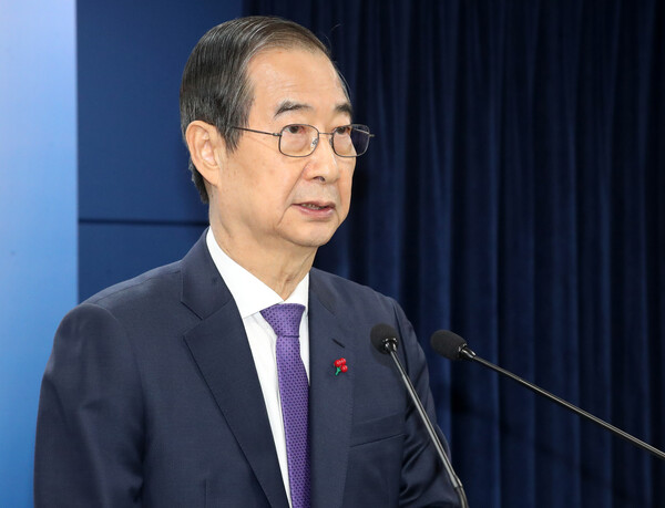 한덕수 대통령 권한대행 국무총리가 26일 서울 종로구 정부서울청사에서 긴급 대국민담화를 발표하고 있다. /뉴스1