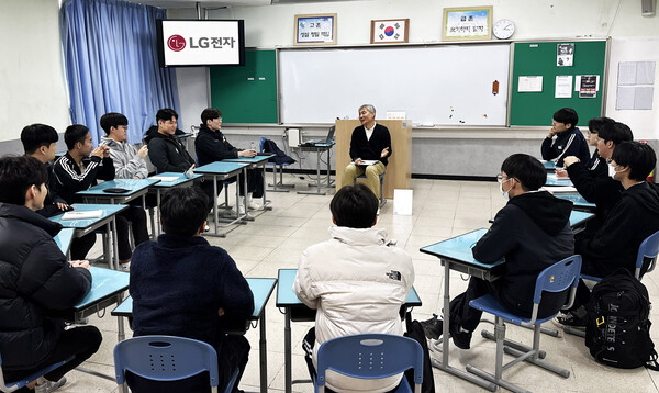 11월 LG전자 임직원들이 경기 평택의 한광고등학교 학생들과 진로 멘토링을 진행하고 있다. / LG전자