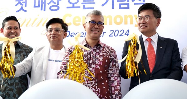 지난 19일 말레이시아 엘미나 지역에서 열린 이디야커피 말레이시아 첫 매장 오픈 기념식에서 문창기 회장(오른쪽)을 비롯한 현지 관계자들이 기념촬영을 하고 있다. / 이디야커피