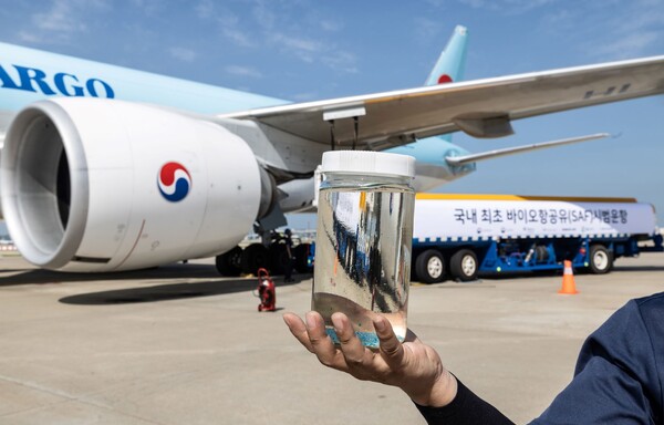 대한항공 ‘보잉 777F’ 화물기에 급유되는 지속가능항공유(SAF). / 대한항공