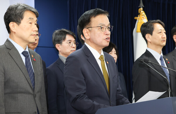 최상목 경제부총리 겸 기획재정부 장관이 27일 서울 종로구 정부서울청사에서 국무위원 간담회 후 긴급 입장문을 발표하고 있다. /뉴스1