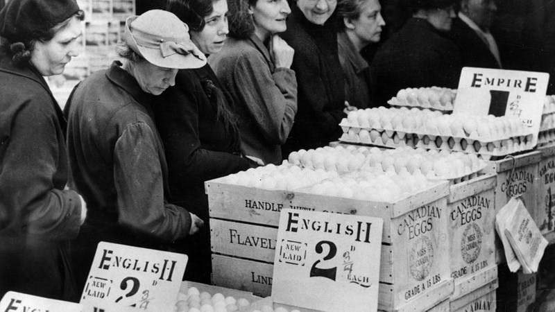 2bd6a336-55a3-4254-88e3-d7bf7fb4ec10_october-1940-british-housewives-queue-to-buy-eggs-both-domestically-sourced-and-supplied-from-the-dominions-in-this-case-canada-mary-evans-grenville-collins-po.jpg 미국이 대영제국을 몰락시킨 방법...jpg