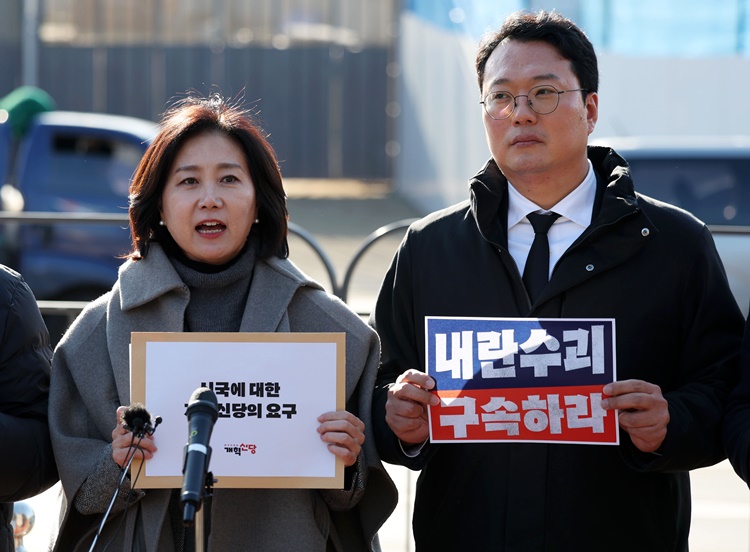 천하람 원내대표가 지난 4일 서울 용산 대통령실 인근에서 윤석열 대통령의 비상계엄 사태와 관련해 기자회견에 참석한 모습. 왼쪽은 허은아 개혁신당 당대표.  /뉴시스