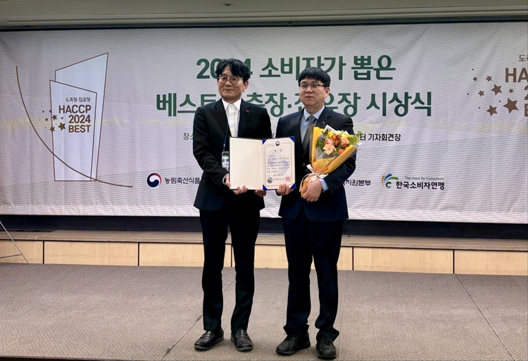 지난 20일 서울 중구 한국프레스센터에서 열린 ‘2024년 소비자가 뽑은 베스트 도축장‧집유장’ 시상식에서 남양유업 천안신공장은 최우수상을, 나주공장은 집유장 부문 발전상을 각각 수상했다. 우측부터 강수용 남양유업 천안신공장 품질보증팀장, 박순연 농림축산식품부 유통소비정책관. / 남양유업