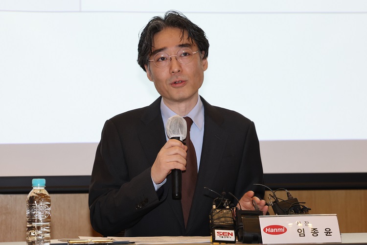 한미그룹 장남 임종윤 한미사이언스 사내이사가 지주사 한미사이언스 지분 5%를 4자 연합 측에 매각하면서 경영권 분쟁 종식에 합의한 것으로 알려졌다. / 뉴시스
