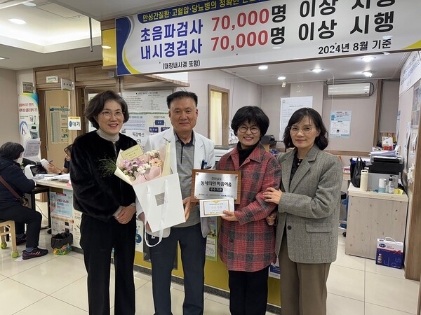 목포시가 동네의원 마음이음사업평가에서 최우수상을 수상한 박일종 내과를 찾아 상장과 현판을 전달하고 있다. ⓒ목포시 (포인트경제)