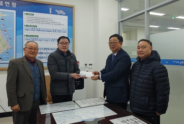 포항시 송도동행정복지센터가 26일 송도교회에서 취약계층 지원을 위한 후원금 400만원 기탁 했다고 밝혔다. 사진=포항시 남구청(포인트경제)