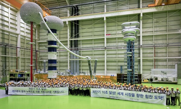 효성중공업이 지난 26일 차단기 누적 생산 10조원을 달성하고 기념식을 개최했다. 이날 행사에는 우태희 효성중공업 대표, 권기영 차단기 사업 총괄 전무, 김진호 창원공장장 등 임직원 400여 명이 참석했다. 사진 제공=효성중공업.
