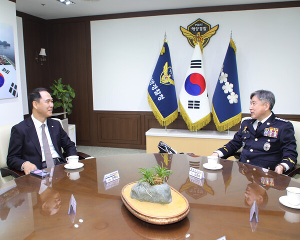 ▲Sh수협은행은 26일, 해양경찰청 해성장학회에 해양경찰 유가족 자녀 및 해양·수산계열 우수학생 지원을 위한 장학기금 1억 원을 전달했다. 사진은 지난 12일 있었던 해양환경보호 사업지원 기금 전달식에서 Sh수협은행 신학기 은행장(왼쪽)과 해양경찰청 김종욱 청장이 환담을 나누는 모습.