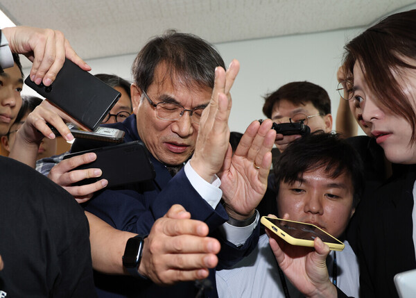 노태악 중앙선거관리위원장이 지난 6월 2일 과천 중앙선거관리위원회에서 열린 회의를 마치고 위원장실로 향하며 취재진의 질문을 받고 있다. /사진 = 연합뉴스