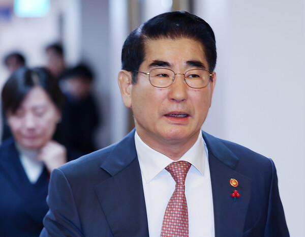  김용현 국방부 장관이 3일 오전 정부서울청사에서 열린 국무회의에 참석하고 있다(연합뉴스)