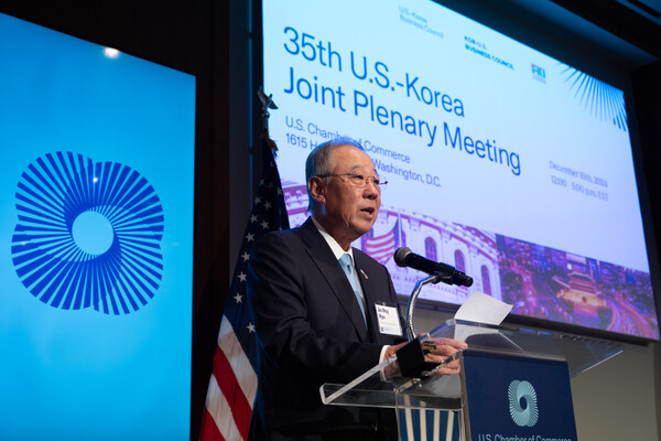 지난 10일 미국 워싱턴D.C. 미국상공회의소에서 개최된 ‘제35차 한미재계회의 총회’에서 류진 한경협 회장-한미재계회의 위원장이 개회사를 하고 있다. [사진=한경협]