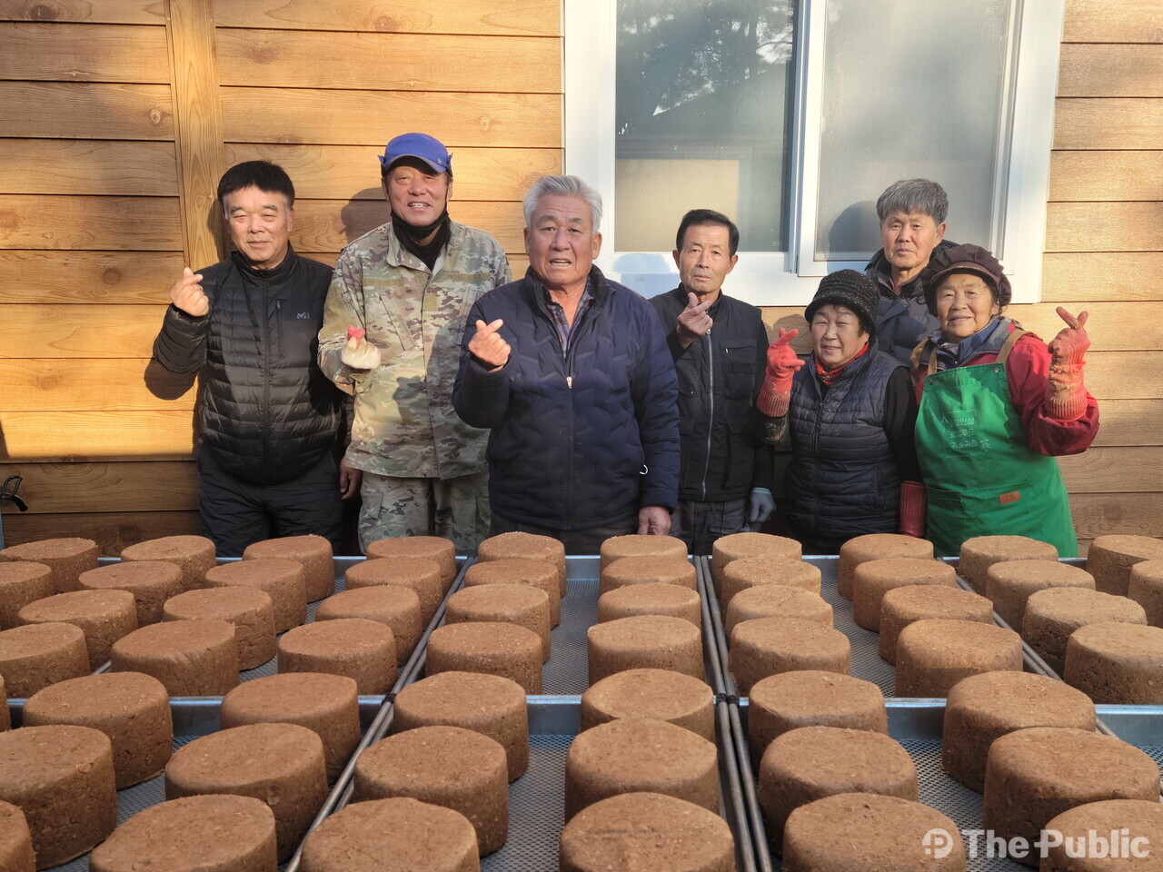 23일 송산리 마을 주민이 증평 장이익어가는마을 메주 만들기 행사를 하고, 기념 사진 촬영을 하고 있다. /증평군 제공