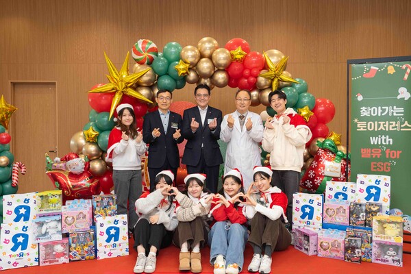 23일 경기 하남시에 있는 보바스 병원에서 진행한 롯데마트·슈퍼 찾아가는 토이저러스 행사에 참여한 대학생 봉사단 [사진=롯데마트·슈퍼]